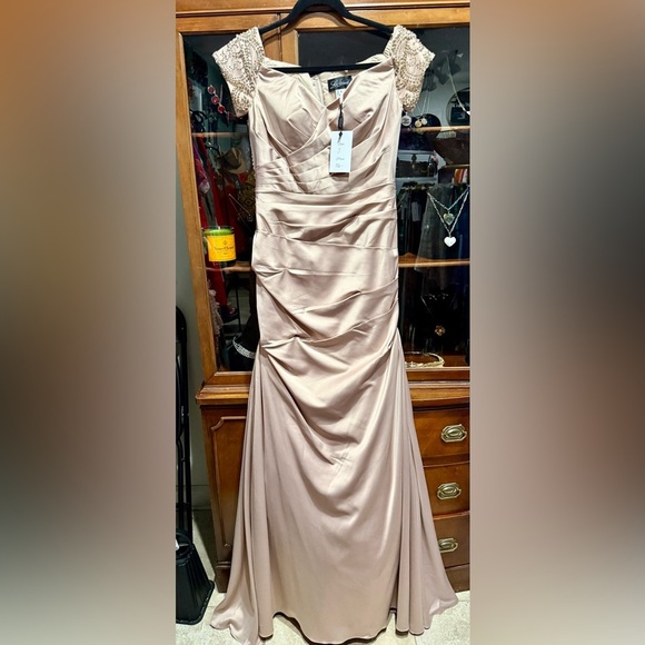 Elegant Champagne La Femme Gown with Beaded Sleeves – Size 4 - Picture 8 of 11
